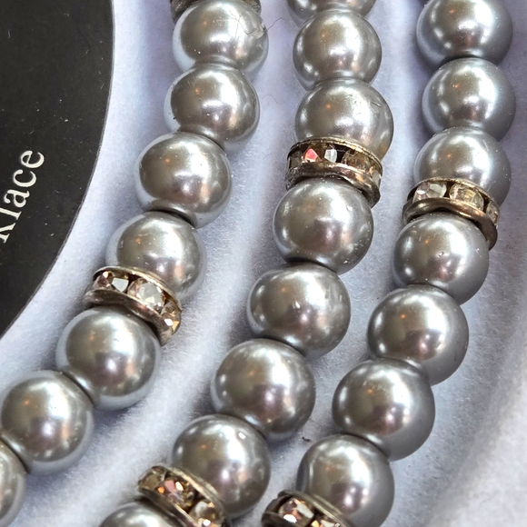 Sophisticated Silver-Tone Glass Pearl Necklace Set Necklace Bracelet & Earrings - Picture 5 of 6